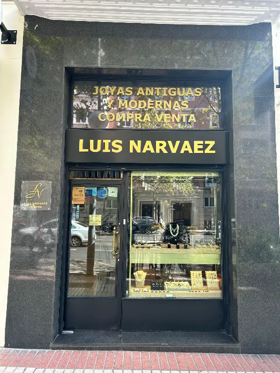 Fachada de la joyería Luis Narvaez, con el letrero "Joyas Antiguas y Modernas Compra Venta".
