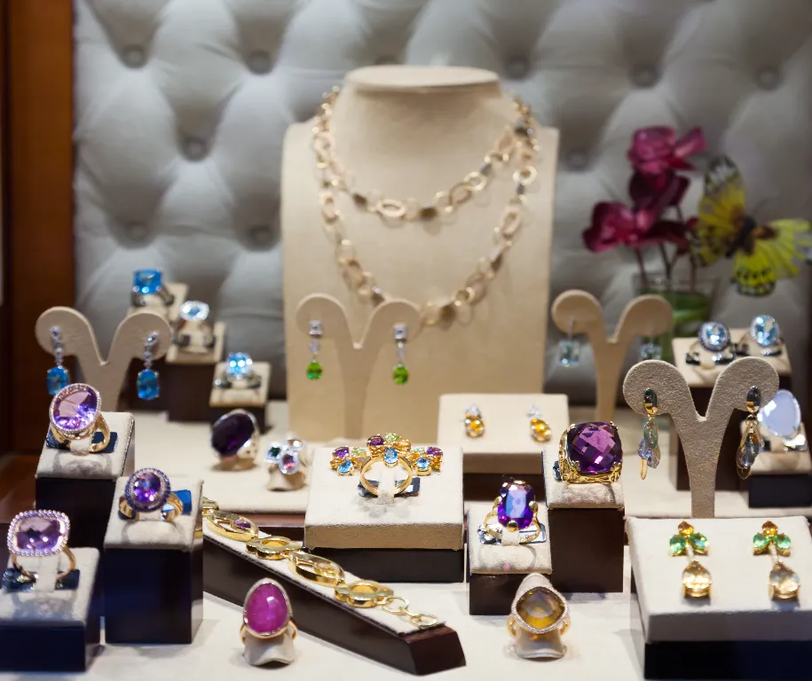 Vitrina con variedad de joyas coloridas para compraventa de joyas.